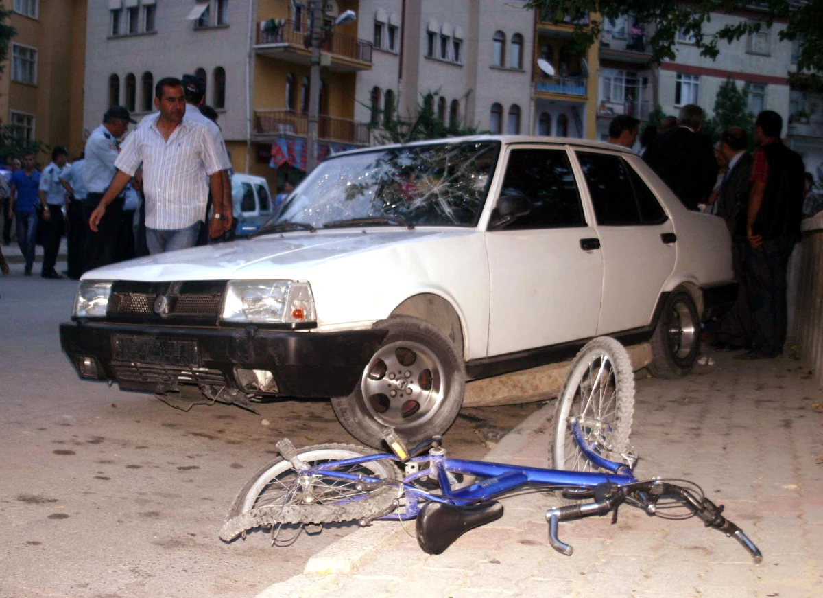 Otomobili Kalabalığın Üzerine Sürdü: 1 Polis ve 2 Çocuk Yaralandı