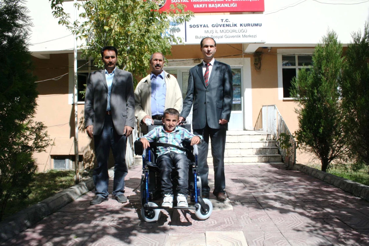 Özürlü Çocuğa Tekerlekli Sandalye Verildi