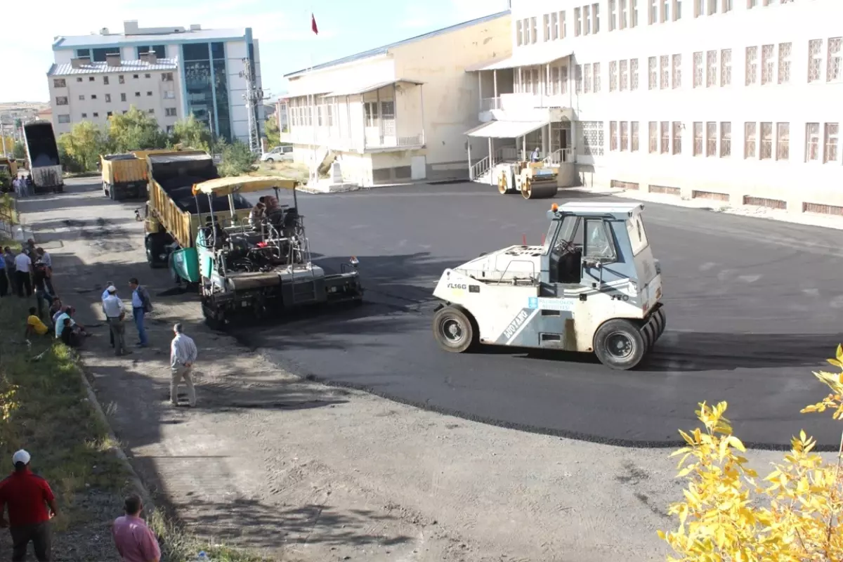 Palandöken Belediyesi Cami ve Okul Bahçelerini Asfaltlıyor