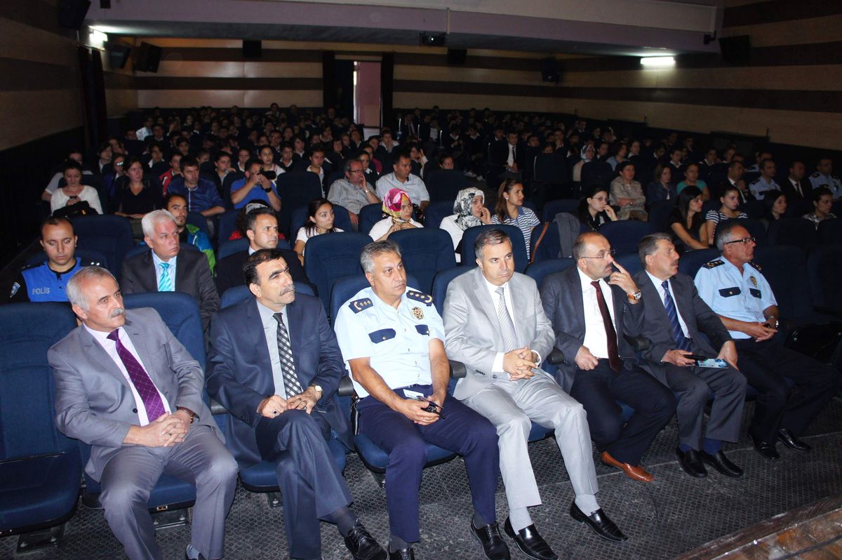 Polislerden Öğrencilere Seminer