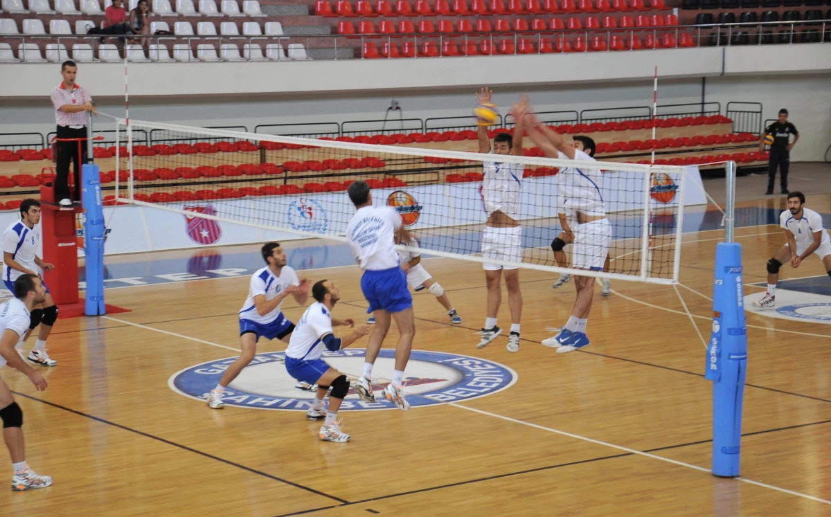 Şahinbey Voleybol Takımı Hazırlık Maçında 3 - 2 Galip Geldi