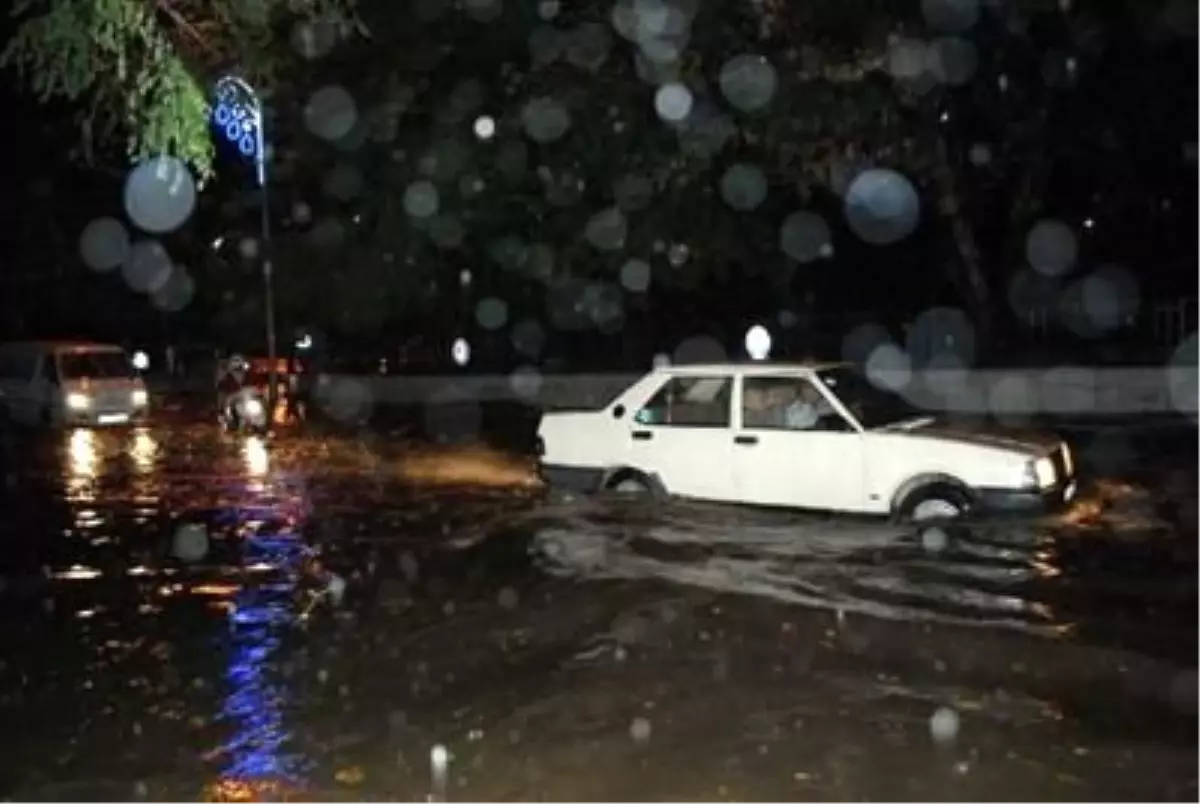 Salihli\'de Sağanak Yağmur Hayatı Olumsuz Etkiledi