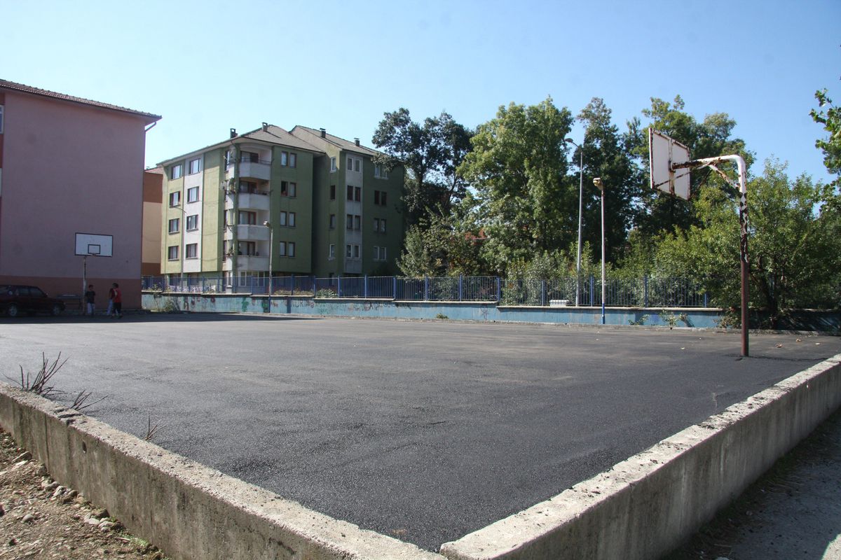 Sıcak Asfalt Hendekyanı Orta Okulun\'da