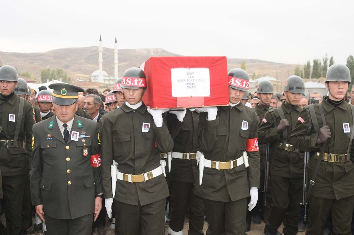 Sivasek Köyünde, 5 Bin Kişinin Katıldığı Törenle Uğurlandı