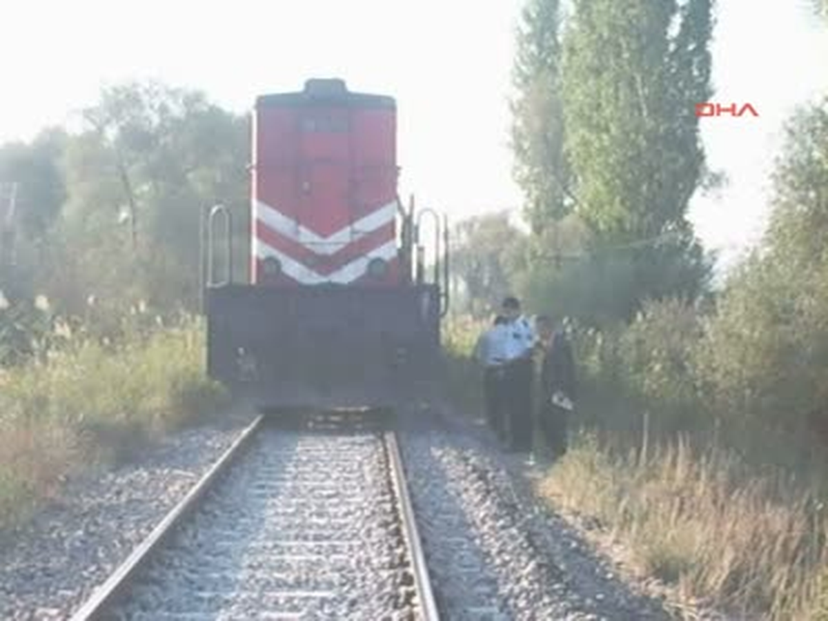 Tavşanlı Lokomotifin Çarptığı Otomobil Sulama Kanalına Uçtu Lokomotifin Çarptığı Otomobil Sulama...