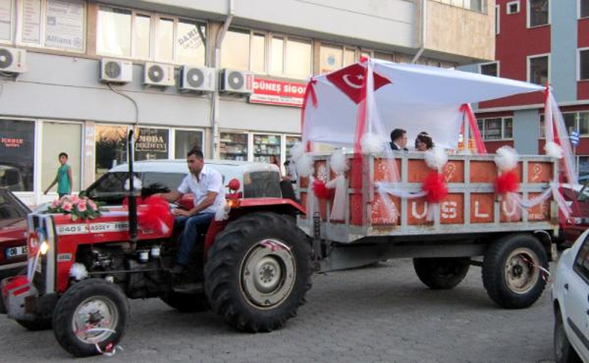 Traktör Gelin Arabası Oldu