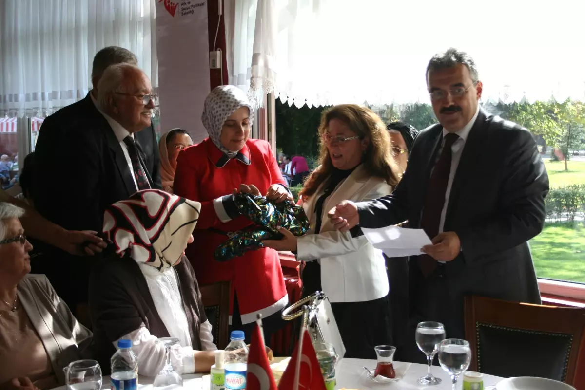 Huzurevi Sakinlerine Yaşlılar Günü Yemeği