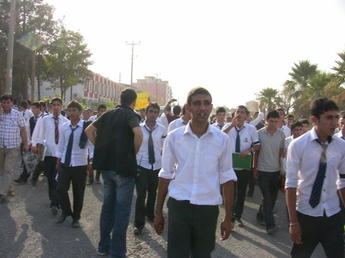 Viranşehir\'de Öğrenciler Arkadaşlarının Öldüğü Yolu Ulaşıma Kapattı