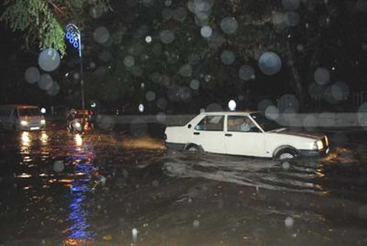 15 Dakika Yağan Yağmur Hayatı Felç Etti