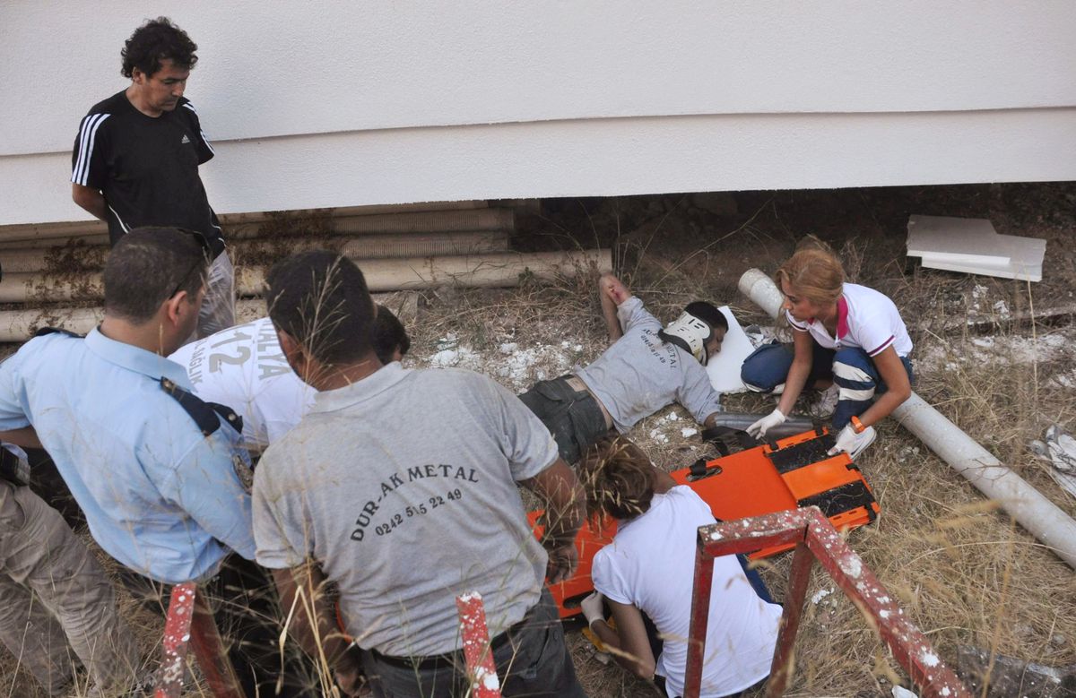 16 Yaşındaki İnşaat İşçisi Çatıdan Düştü