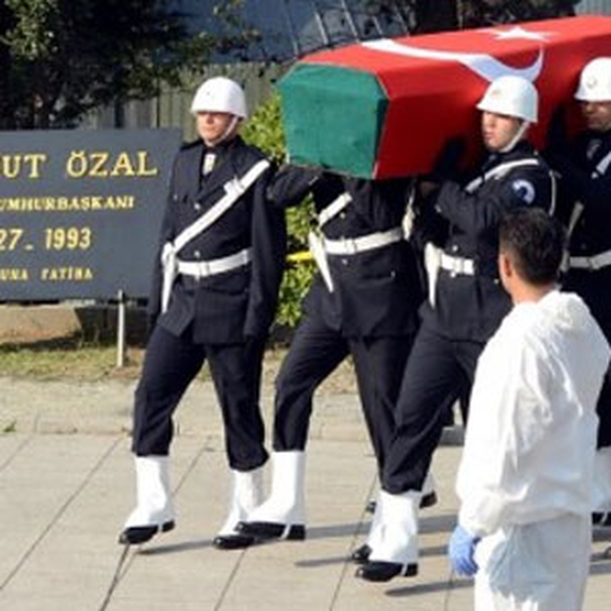 8. Cumhurbaşkanı Turgut Özal\'ın Naaşı Adli Tıp Kurumu\'na Getirildi.