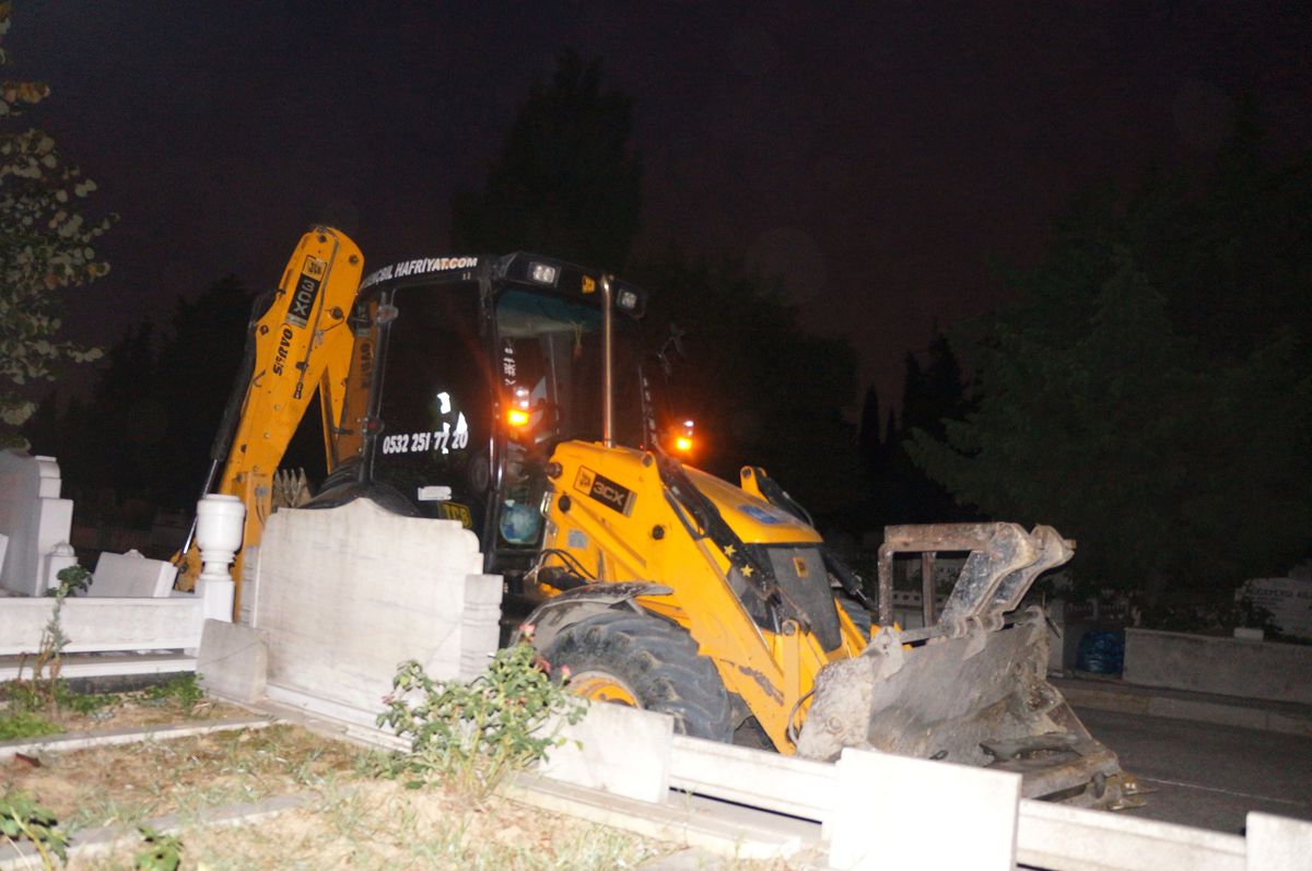 Anıt Mezar\'a İş Makinaları Geldi