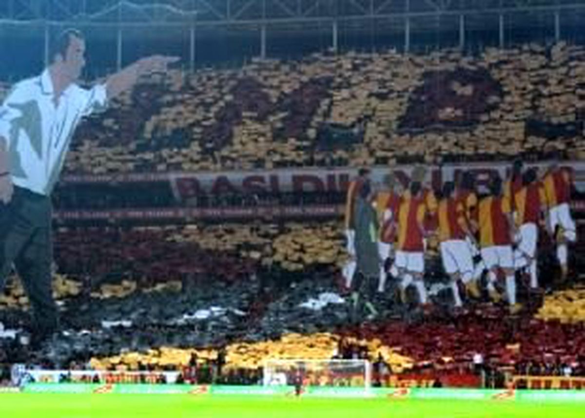 Arena\'da 52 Bin \'Kırmızı\'