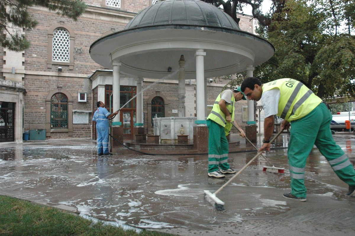 Balıkesir\'de Camiler Temizleniyor