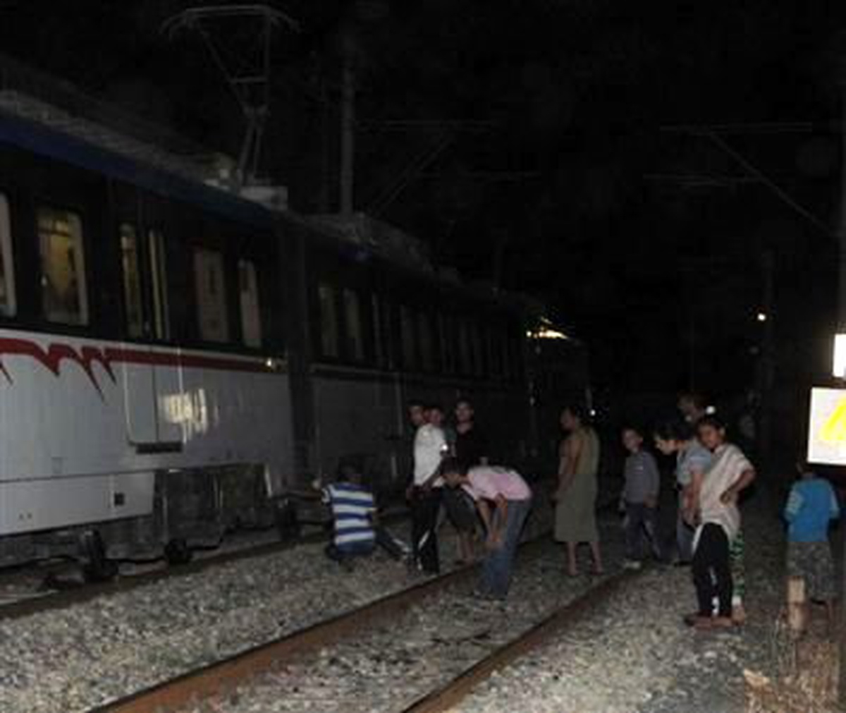 Treninin Önüne Atlayıp, İntihar Etti