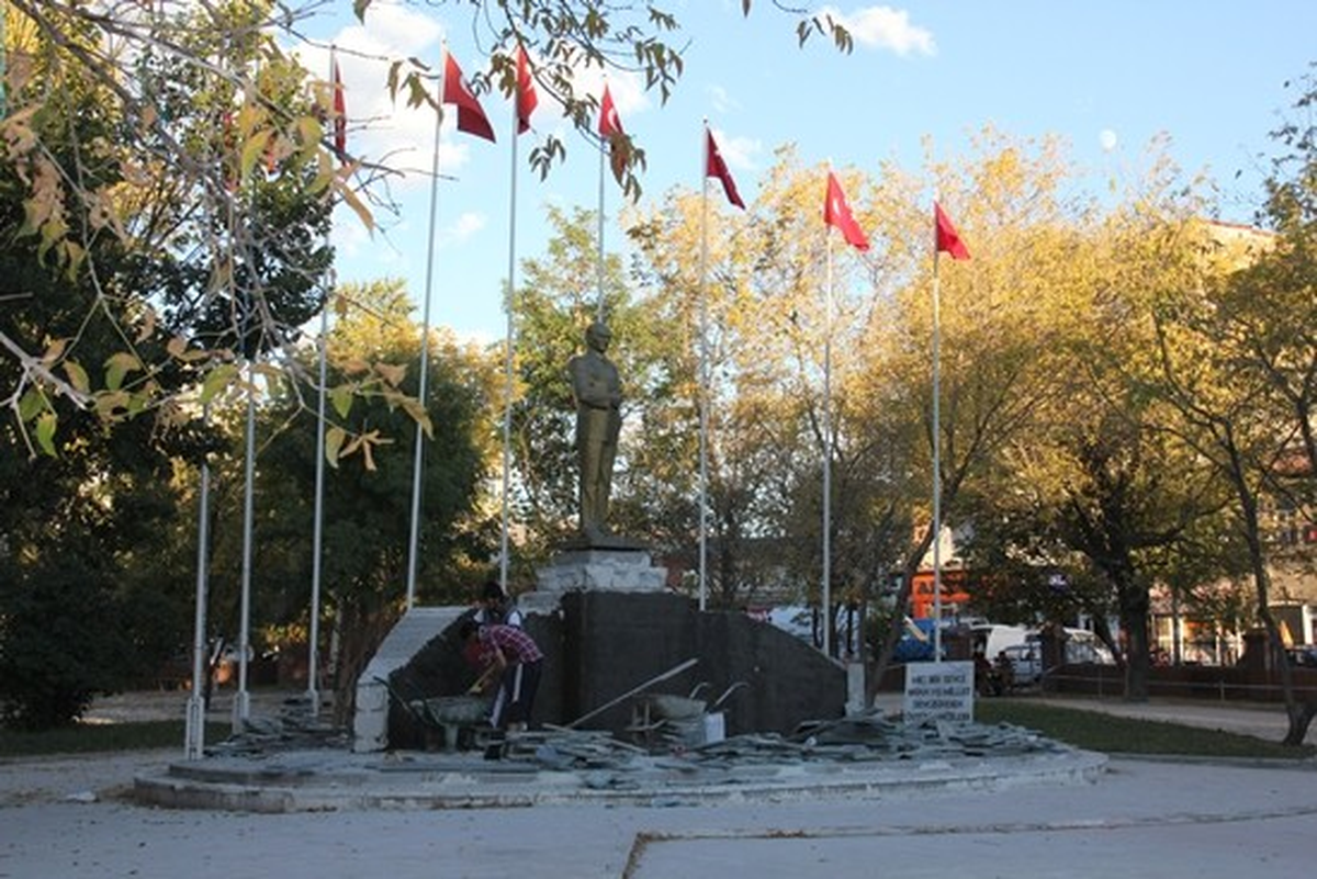 Belediye Başkanı Köksoy, Şehir Merkezinde Yatırımları Denetledi