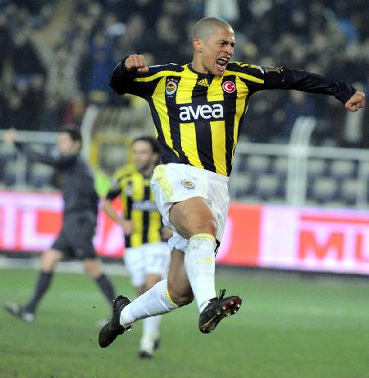 Beşiktaş Alex ile İlgileniyor Mu?