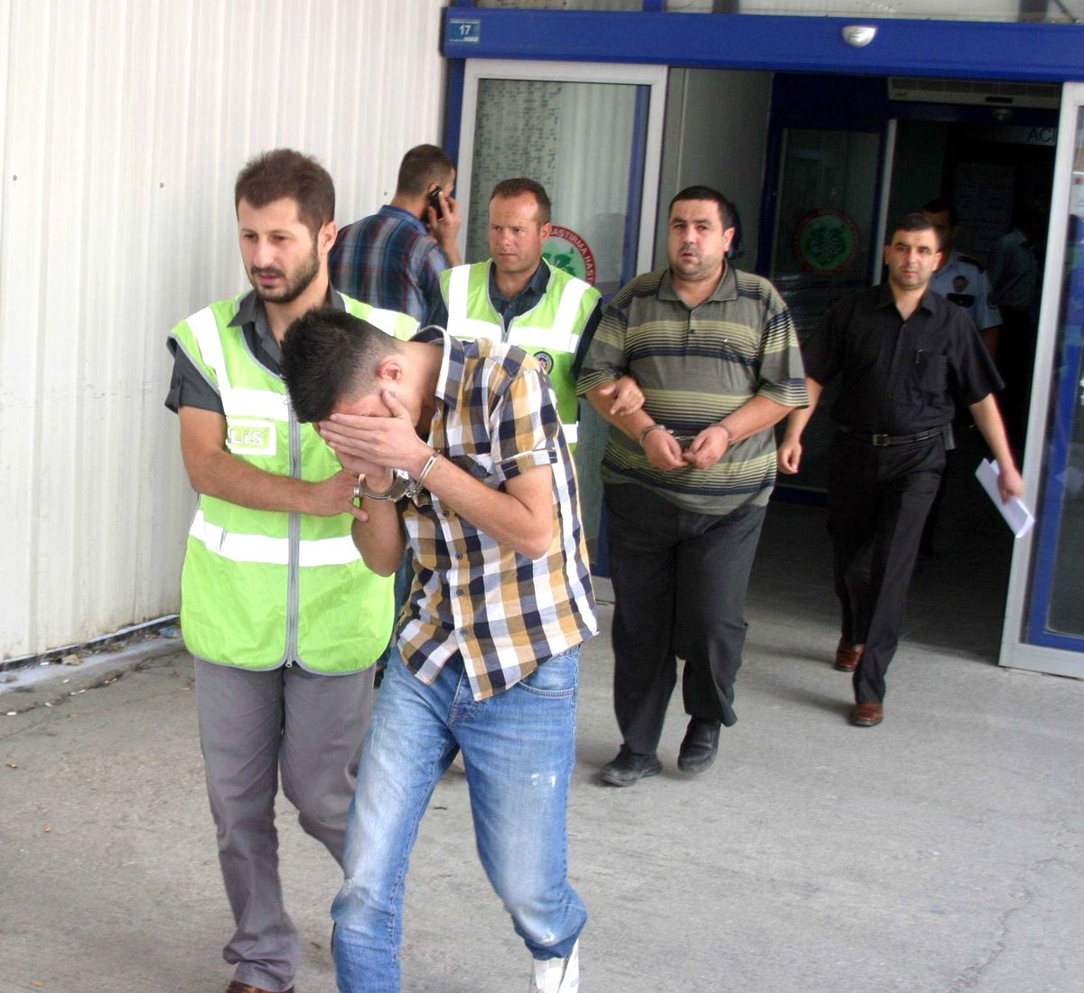 Çaldıkları Dizüstü Bilgisayarı Satarken Yakalandılar