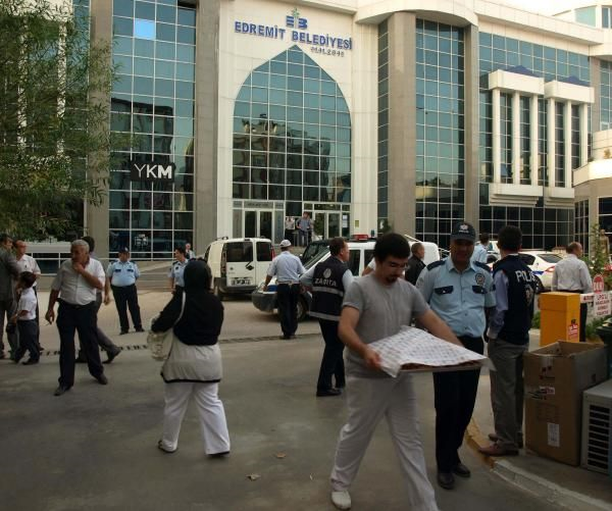 Edremit Belediyesi\'ne Operasyon; MHP\'li Başkan Gözaltında (5)