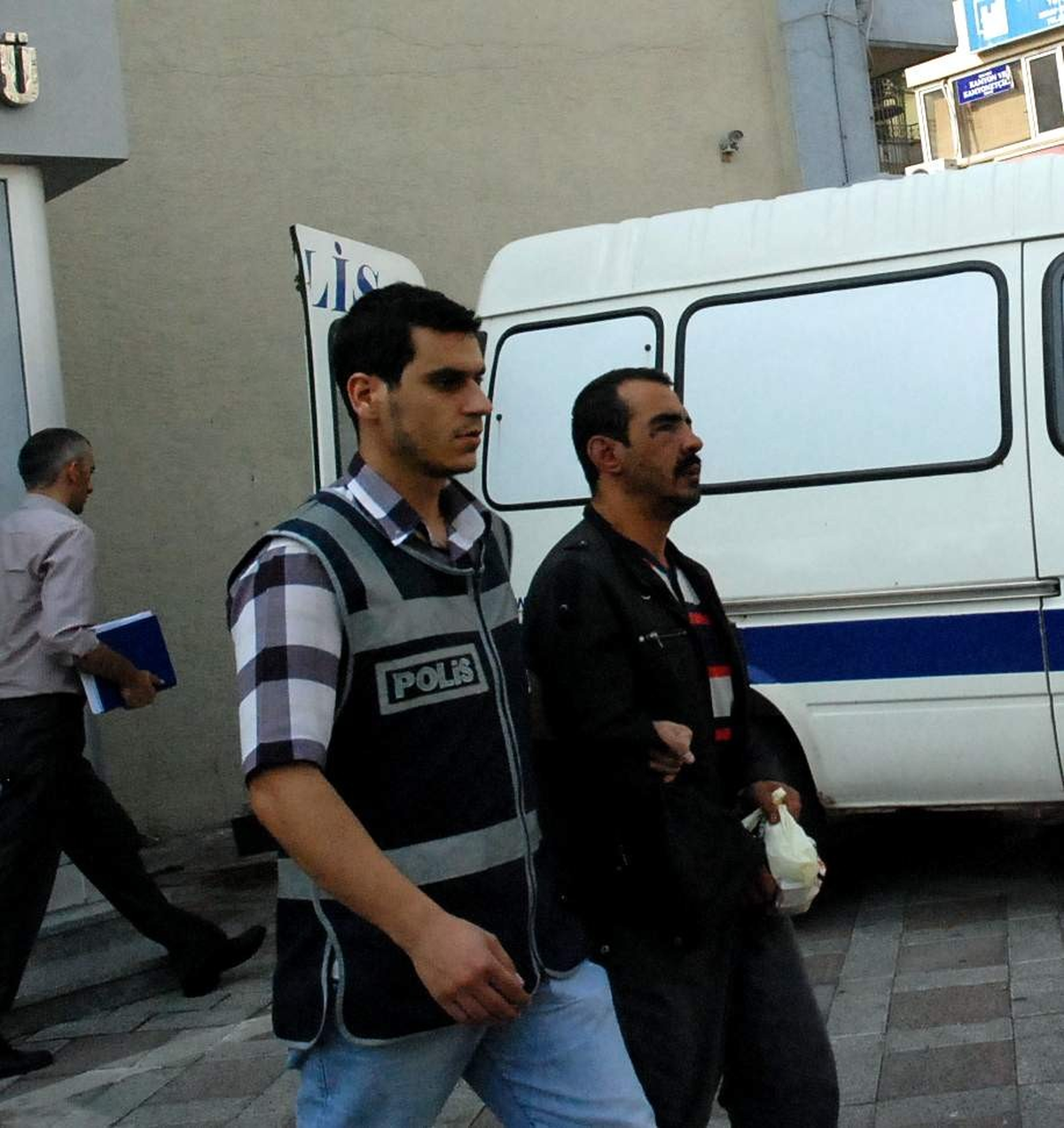 Evine Giren Hırsızı Dövüp Polise Teslim Etti