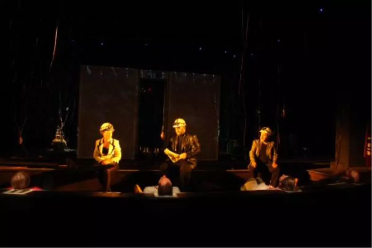 Haldun Taner Sahnesi\'nde "Dar Ayakkabıyla Yaşamak"