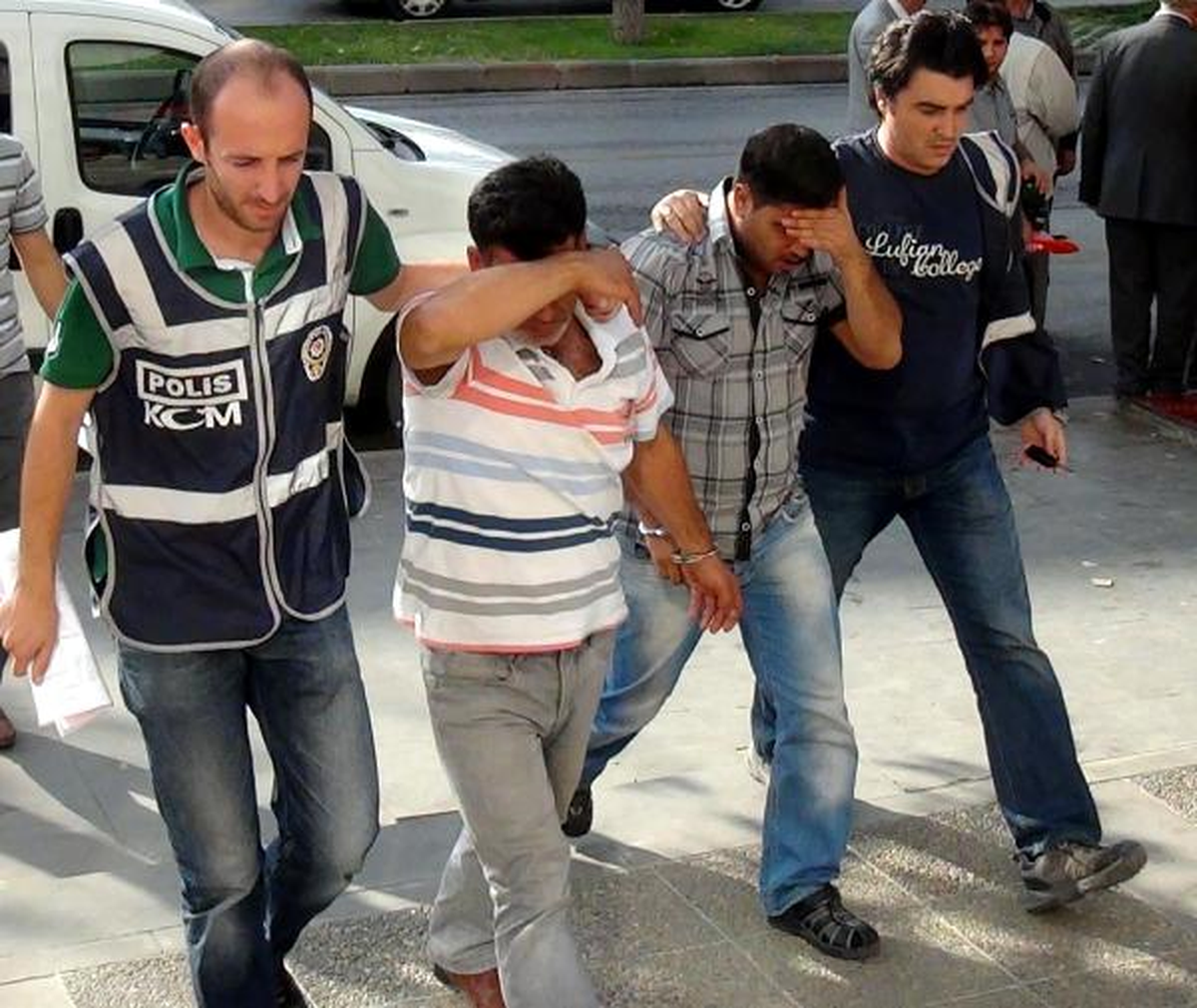 Hindi Yüklü Minibüste 105 Kilo Esrar, Satranç Takımı İçinde Afyon Sakızı