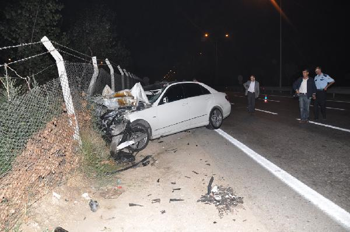 Kamyona Çarpan Otomobilin Sürücüsü Öldü