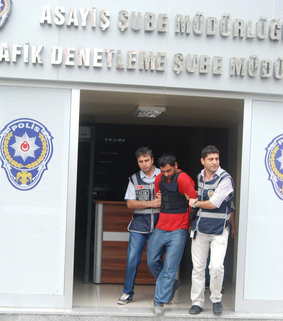 Kendini Polis Olarak Tanıtıp 22 Kız Çocuğunu Taciz Etti