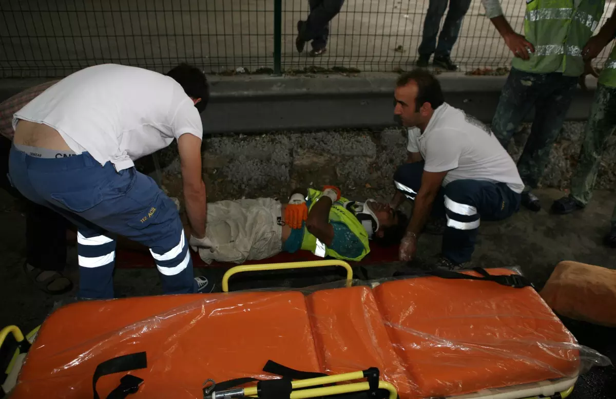 Köprüyü Temizleyen İşçilere Taksi Çarptı