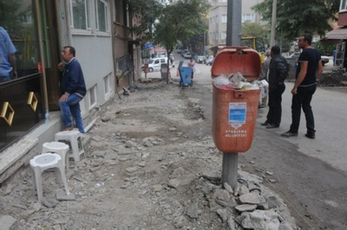 Kurtuluş Caddesi\'nde Kaldırım Düzenlemeleri Başladı