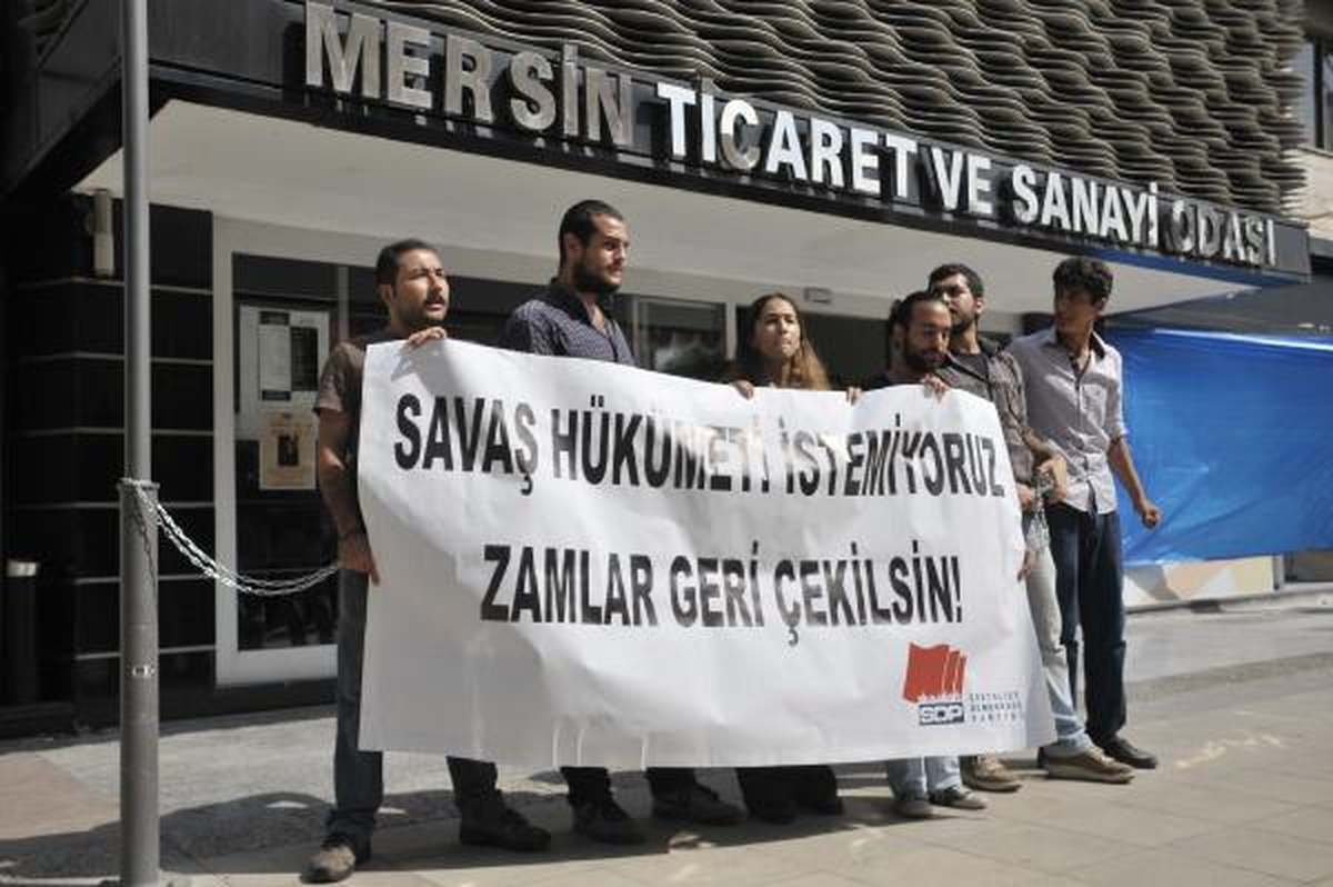 Mersin'de Zincirli Zam Protestosuna 12 Gözaltı
