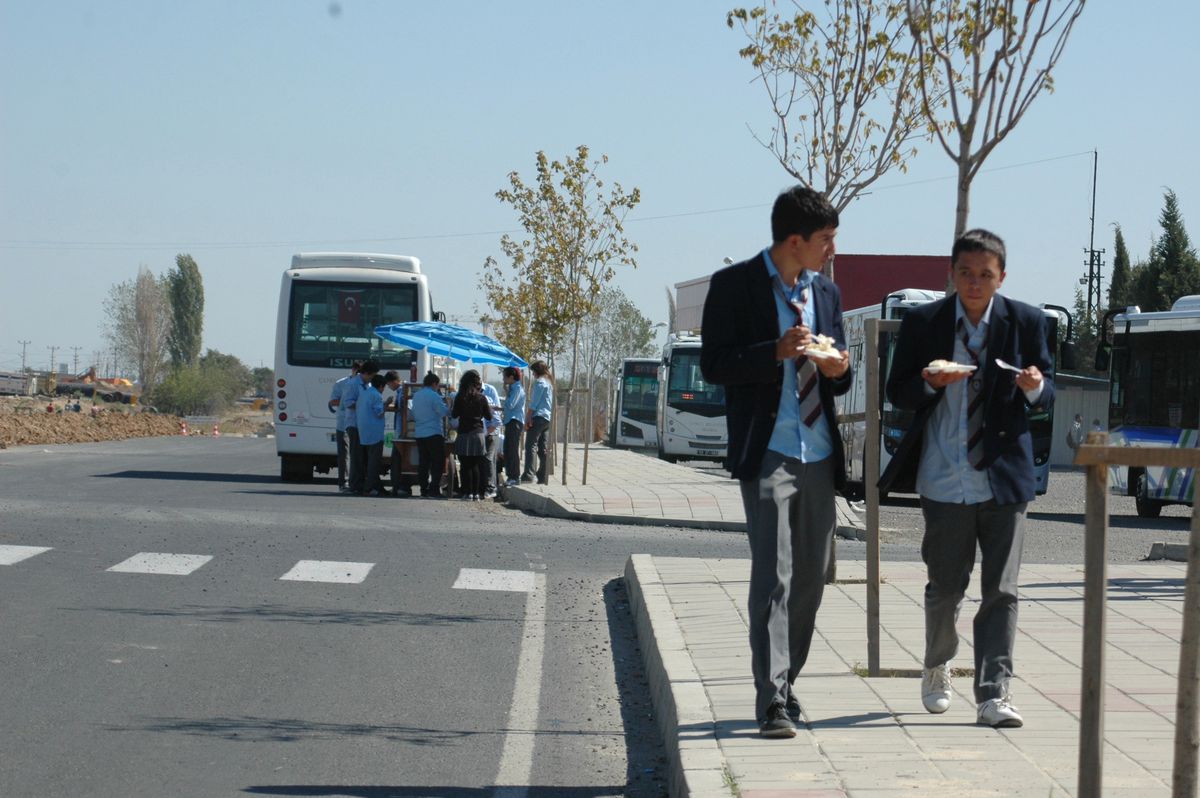 Öğrenciler Okul Önlerinde Satılan Pilava Rağbet Gösteriyor