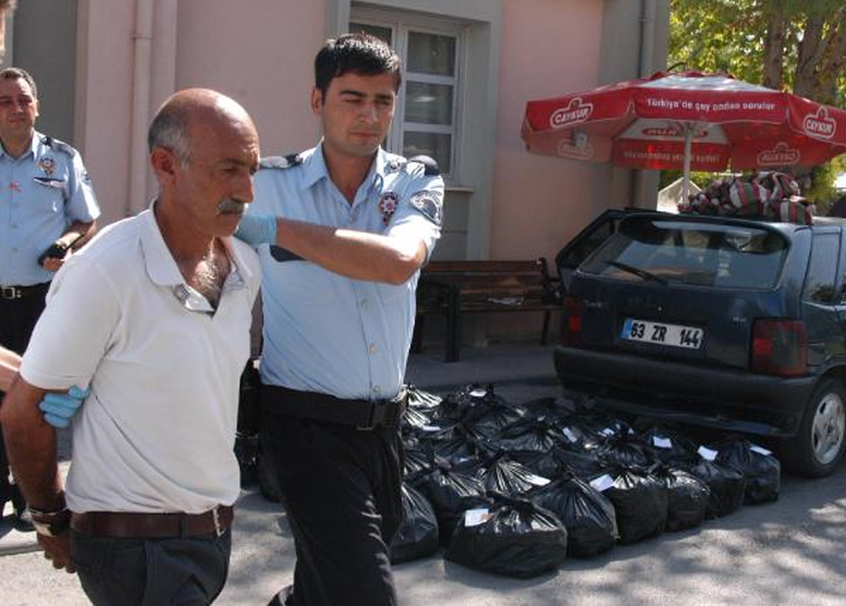 Otomobilini Tıka Basa Esrarla Doldurmuş