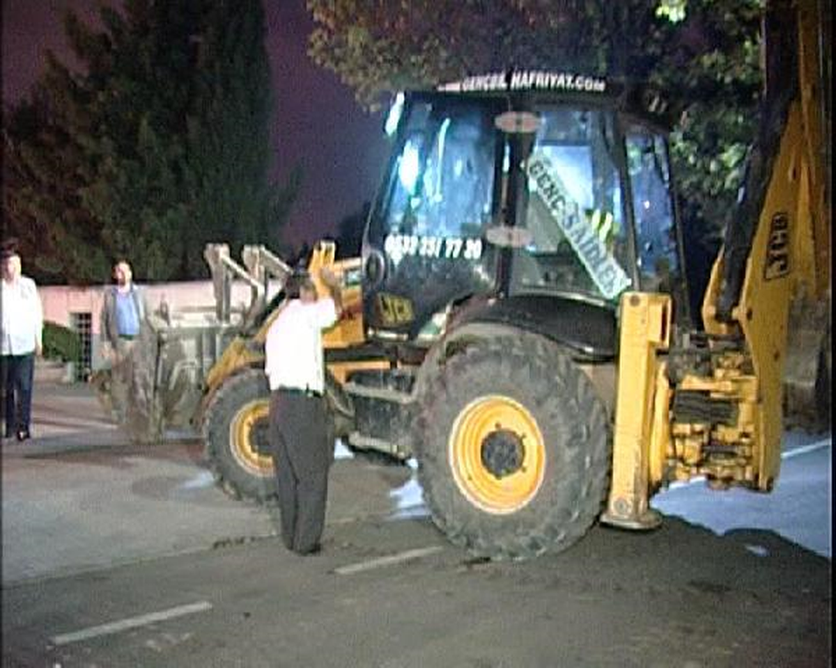 Özal\'ın Mezarına İş Makinaları Geldi