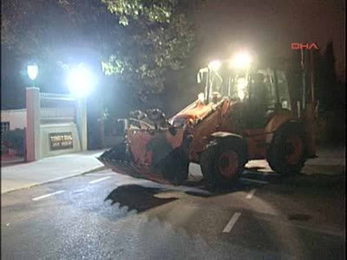 Özal\'ın Mezarına İş Makinaları Geldi