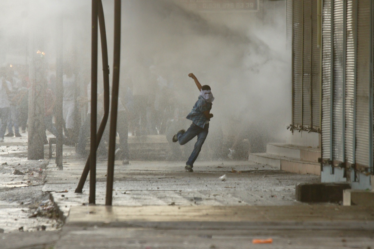 Polise Atılmak İstenen Bombanın Yaraladığı Çocuk