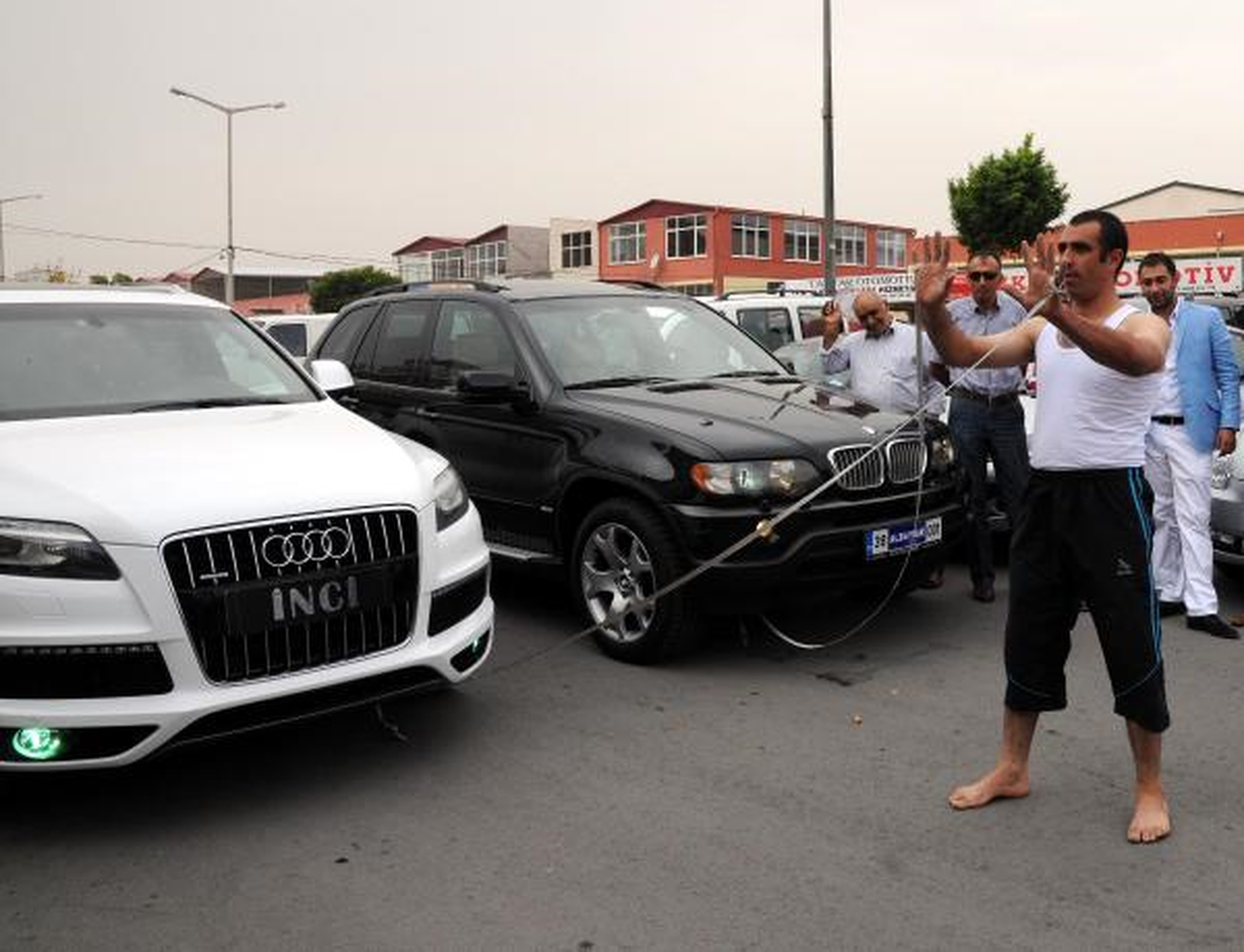 Serçe Parmaklarıyla 2 Cipi Çekti
