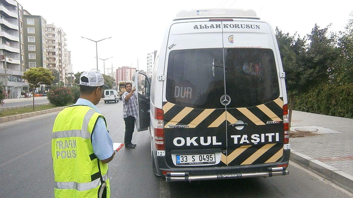 Trafikçiler Servis Araçlarının Denetimini Sürdürüyor