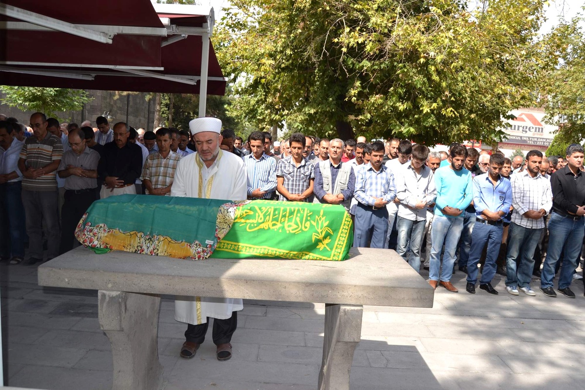 Üvey Annesinin Öldürdüğü Minik Tuğba Toprağa Verildi