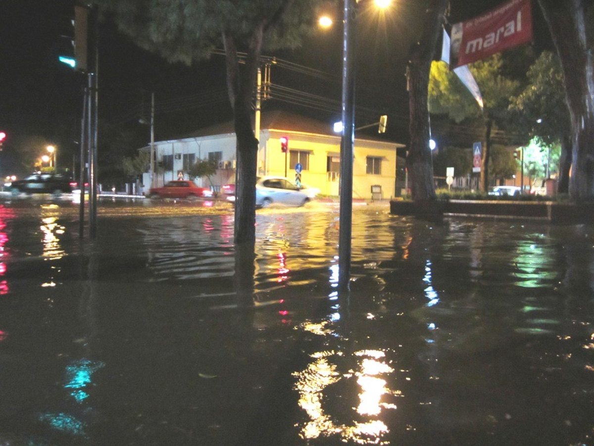Yağmur Ödemiş\'in Ulus Meydanı\'nı Göle Çevirdi