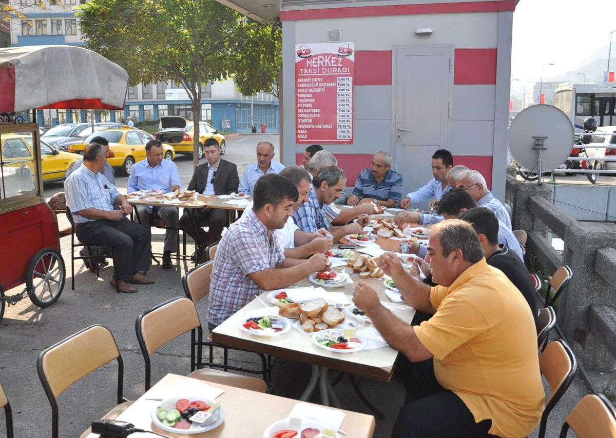 AK Parti Yönetimi Taksicilerle Buluştu