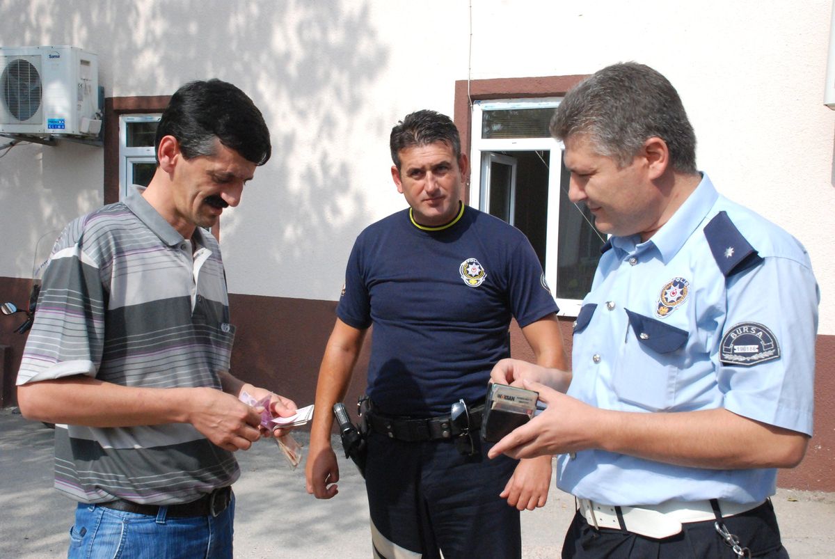 Araçtan Düşürdüğü Cüzdanı Polis Buldu