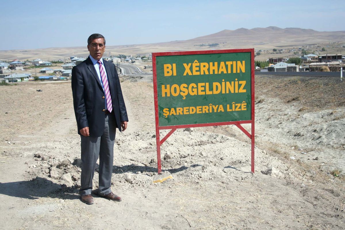 BDP\'li Belediyeden Türkçe-Kürtçe Tabela