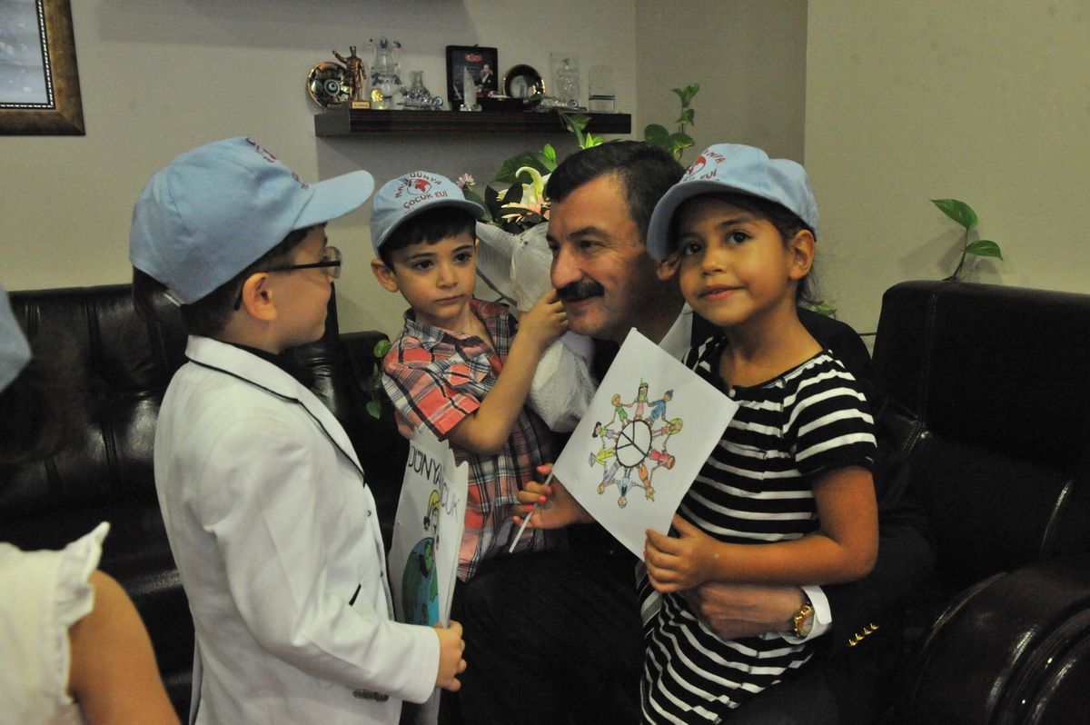 Çocuklar, Dünya Çocuk Gününde Buca Belediye Başkanı Ercan Tatı\'yla Birlikteydi