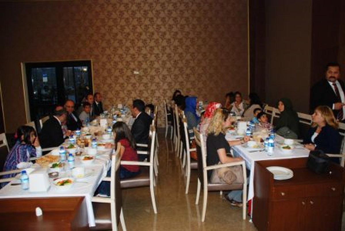 Çocuklara Yemek Ziyafeti