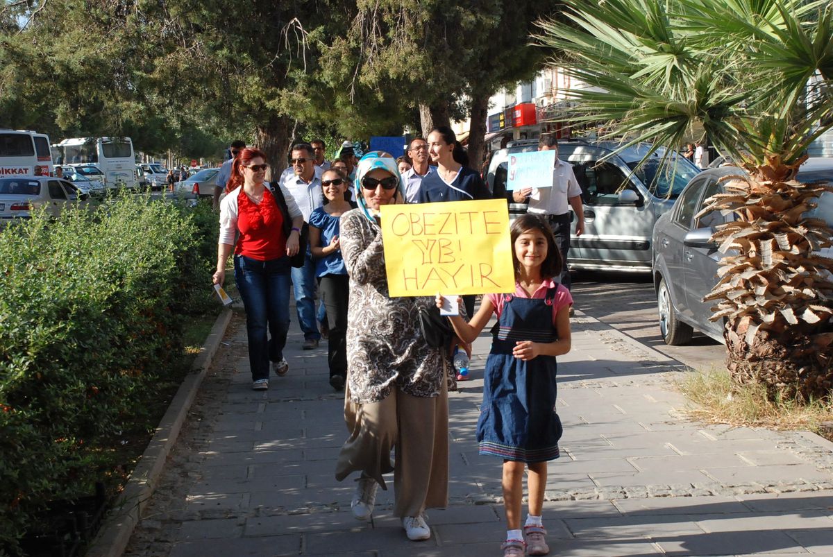 Didim\'de Obeziteye Hayır Yürüyüşü Düşük Katılımla Yapıldı