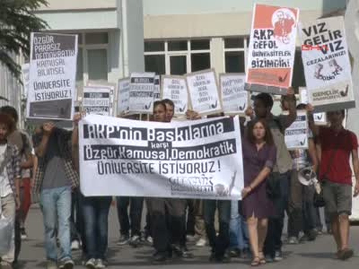 Edirne ) Bakan Davutoğlu\'nu Protesto Eden 3 Öğrenciye Toplamda 30 Bin Lira Para Cezası Verildi Arşiv