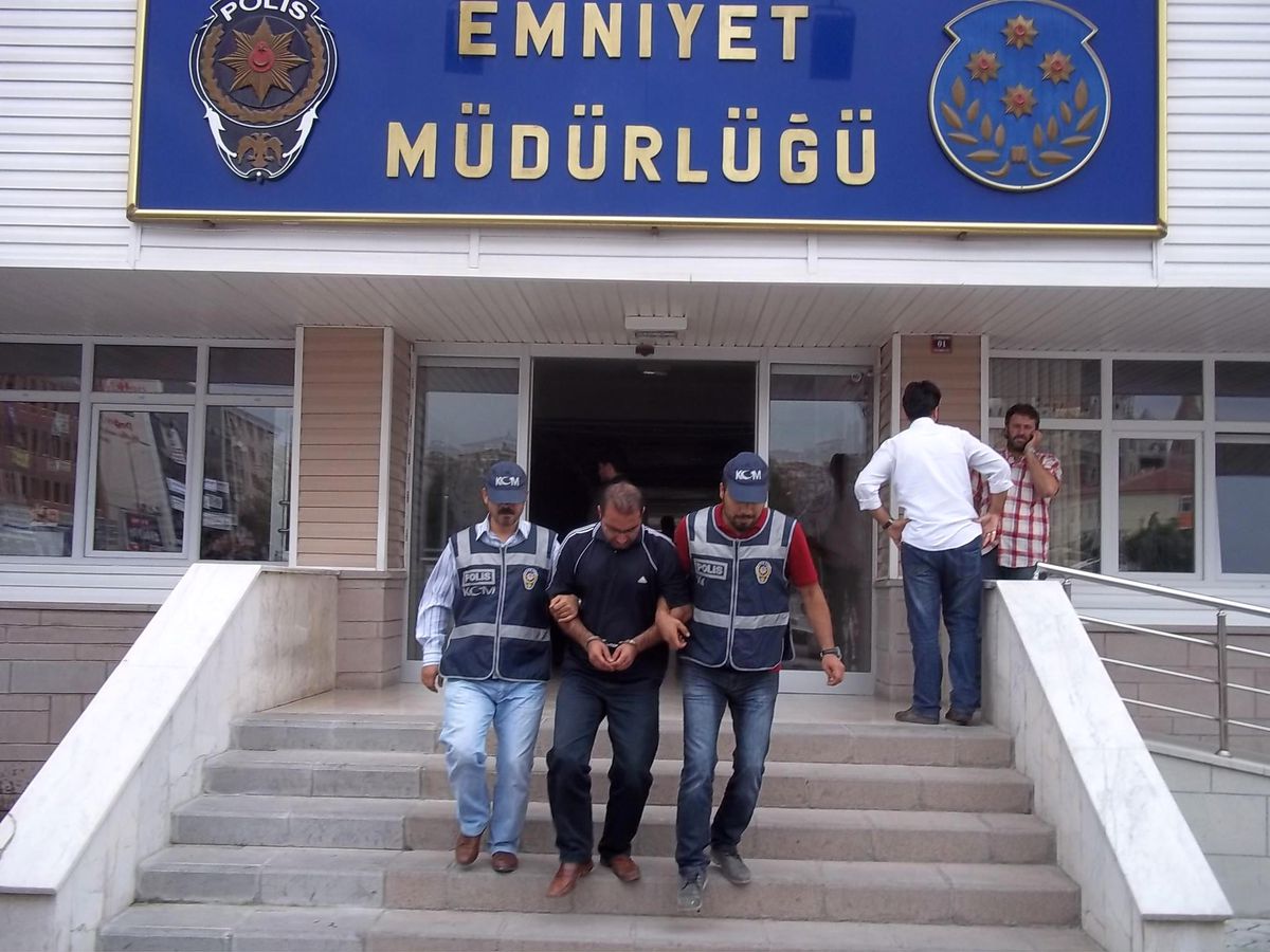 Esrar Satıcısı Suçüstü Yakalandı