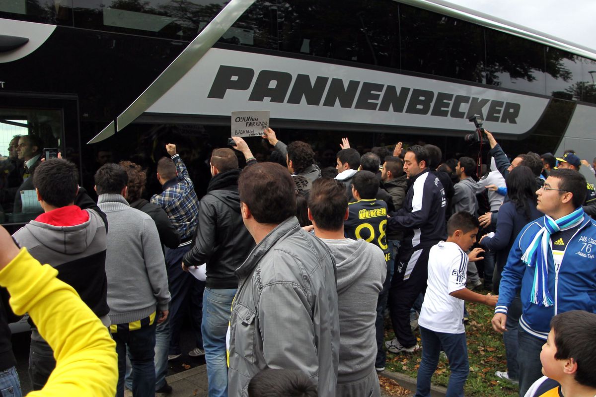 Fenerbahçe\'ye Almanya\'da Tepkili Karşılama