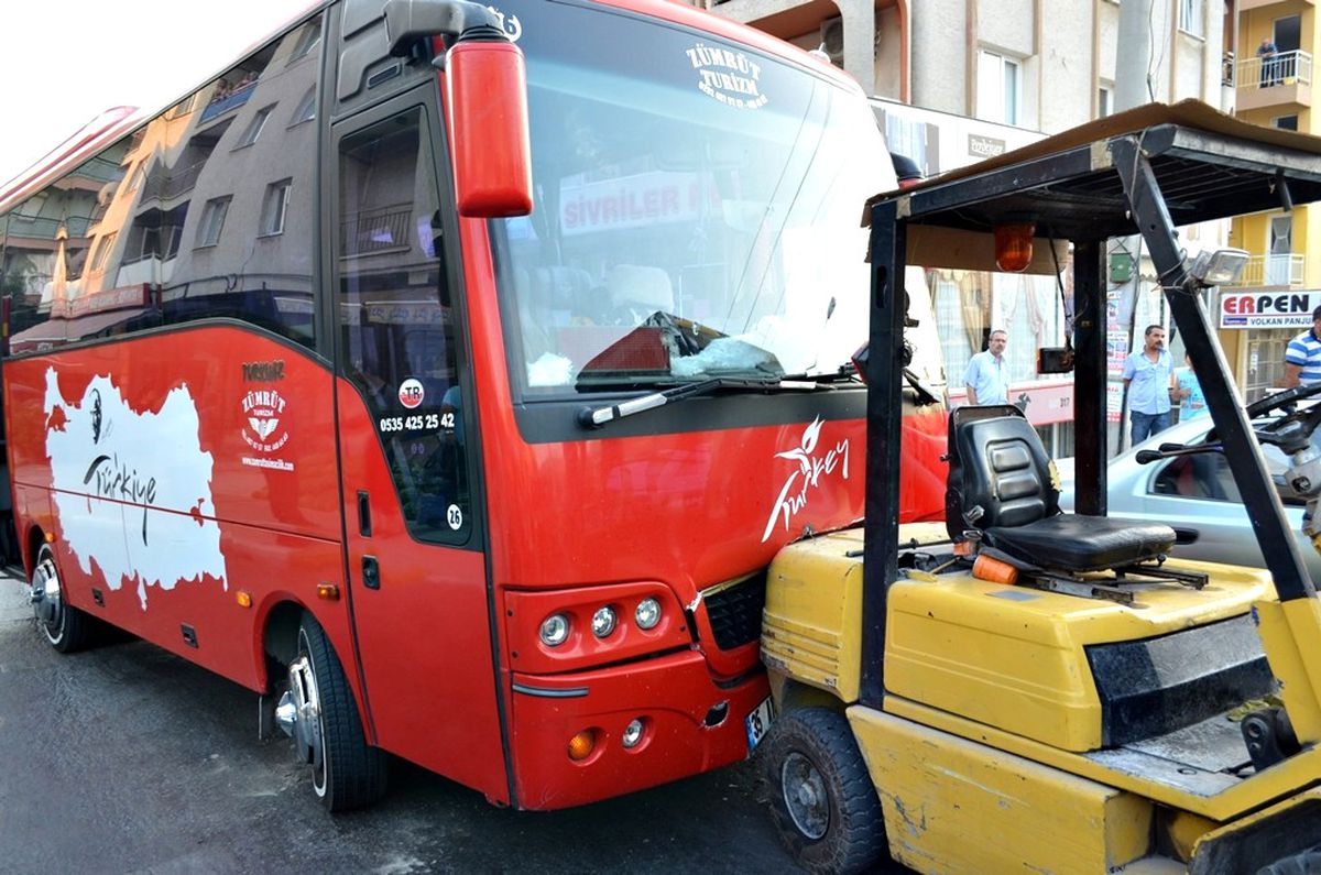 Freni Boşalan İş Makinesi Servis Aracına Çarptı